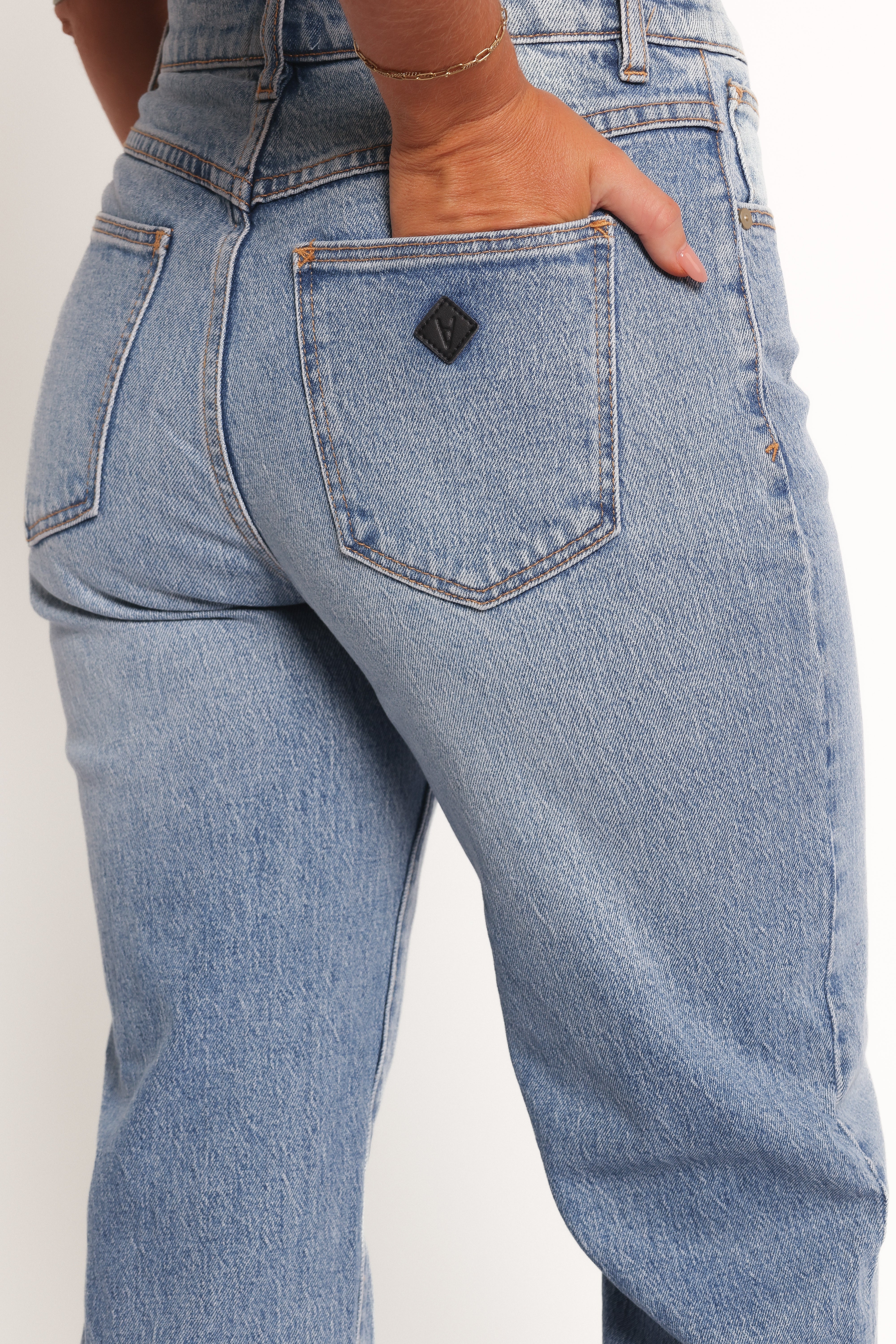 Abrand Mid Straight Jeans - Felicia