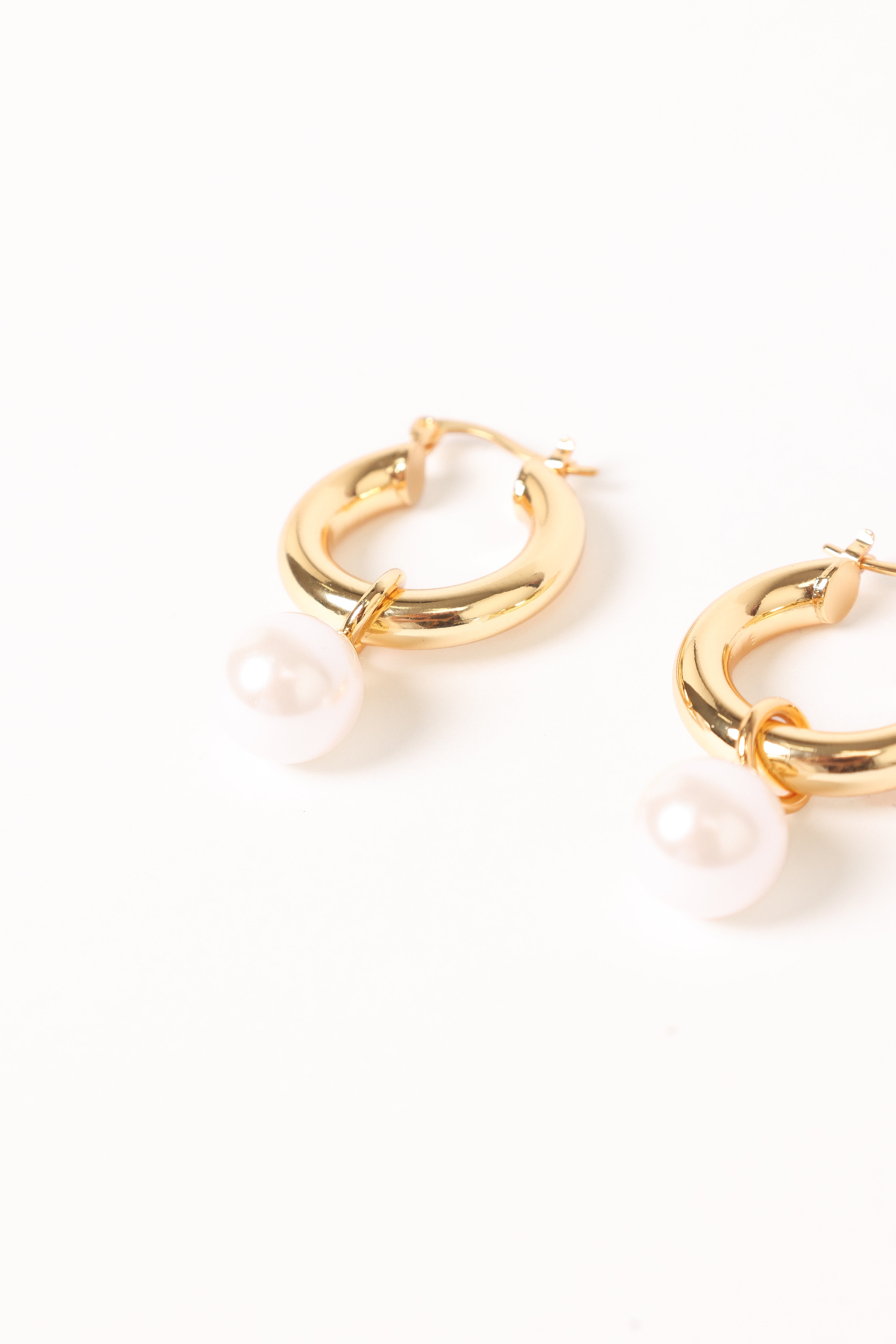 Geneva Earrings - Gold/Pearl
